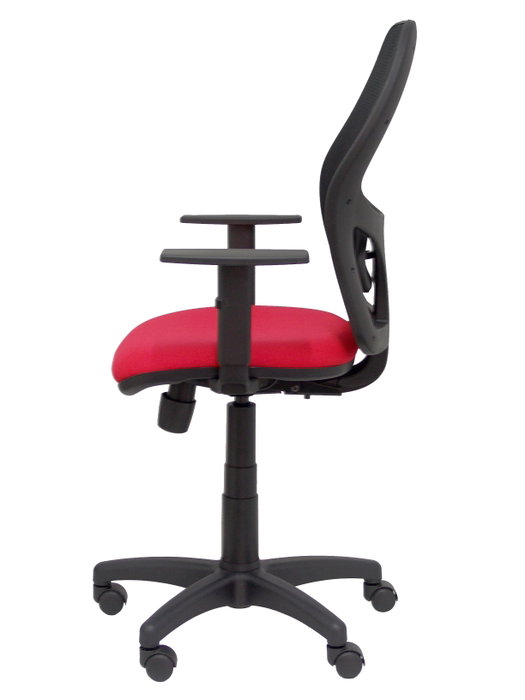 PIQUERAS Y CRESPO Silla Alocén con respaldo de malla negra y asiento Bali rojo