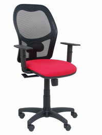 PIQUERAS Y CRESPO Silla Alocén con respaldo de malla negra y asiento rojo