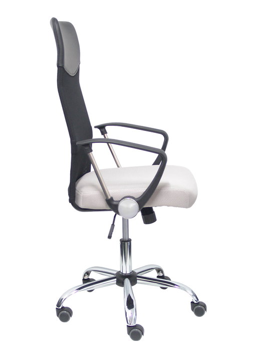 Silla de oficina Gontar con mecanismo Basculante tapizada con Tela color Gris claro y malla color Negro. Equipada con Base cromada, Brazos fijos y Ruedas de parqué