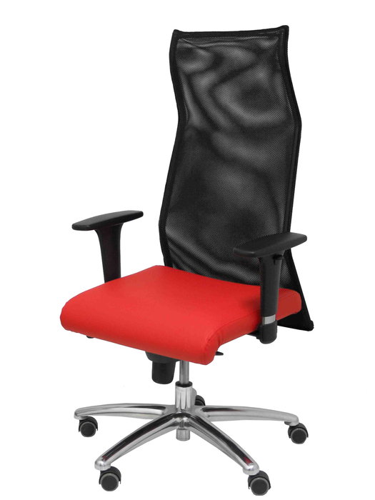 Sillón Albacete con mecanismo Sincro tapizada con Similpiel color Rojo y malla color Negro. Equipado con Base aluminio, Brazos 1D y Ruedas de parqué