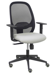 Silla de oficina Cilanco con mecanismo Sincro tapizada con Tela color Gris claro y malla color Negro. Equipada con lumbar 1D, Brazos 1D y Ruedas de parqué
