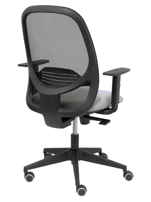 Silla de oficina Cilanco con mecanismo Sincro tapizada con Tela color Gris claro y malla color Negro. Equipada con lumbar 1D, Brazos 1D y Ruedas de parqué