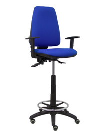 Taburete Elche con mecanismo Asincro tapizada con Tela color Azul. Equipado con Base poliamida negra, Brazos 1D y Ruedas de parqué