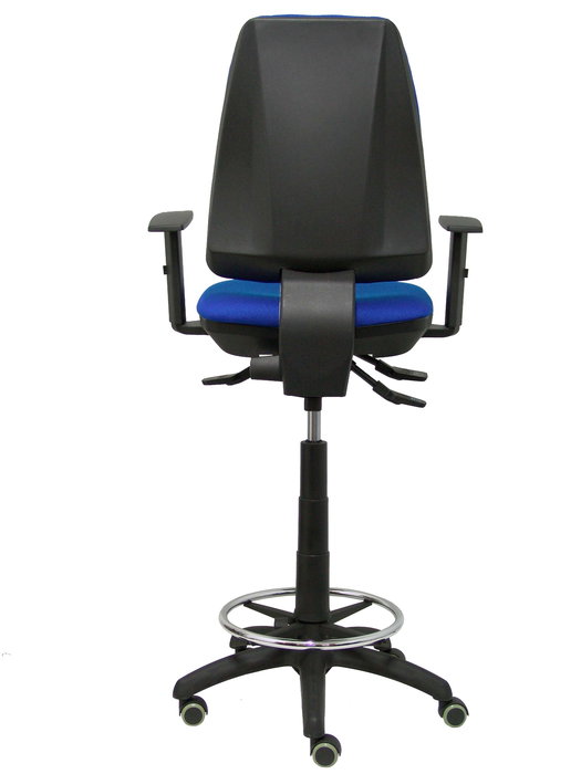 Taburete Elche con mecanismo Asincro tapizada con Tela color Azul. Equipado con Base poliamida negra, Brazos 1D y Ruedas de parqué