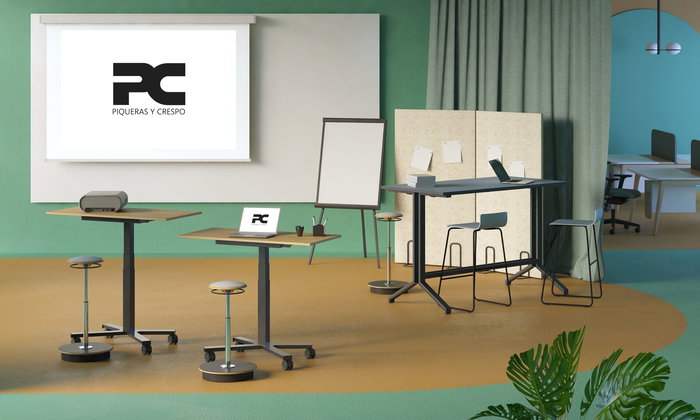 PIQUERAS Y CRESPO Modelo Griego - Mesa de trabajo regulable con ajuste electrico. Tablero de madera en color roble y estructura en color blanco. Dispone de ruedas con freno. Con boton de subir y bajar. No tiene memoria.