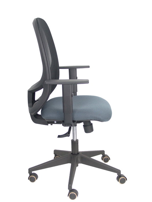 Silla de oficina Cilanco con mecanismo Sincro tapizada con Tela color Gris oscuro y malla color Negro. Equipada con lumbar 1D, Brazos 1D y Ruedas de parqué