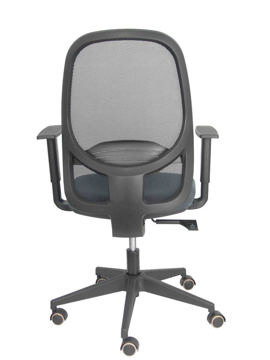 Silla de oficina Cilanco con mecanismo Sincro tapizada con Tela color Gris oscuro y malla color Negro. Equipada con lumbar 1D, Brazos 1D y Ruedas de parqué