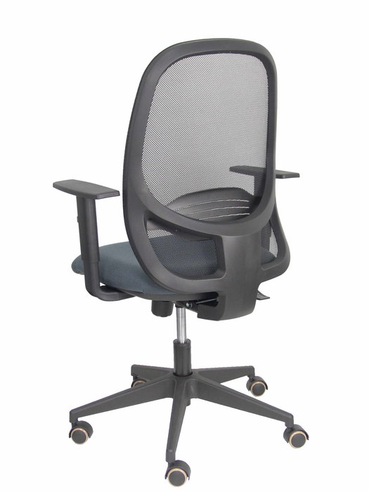 Silla de oficina Cilanco con mecanismo Sincro tapizada con Tela color Gris oscuro y malla color Negro. Equipada con lumbar 1D, Brazos 1D y Ruedas de parqué