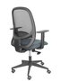 Silla de oficina Cilanco con mecanismo Sincro tapizada con Tela color Gris oscuro y malla color Negro. Equipada con lumbar 1D, Brazos 1D y Ruedas de parqué