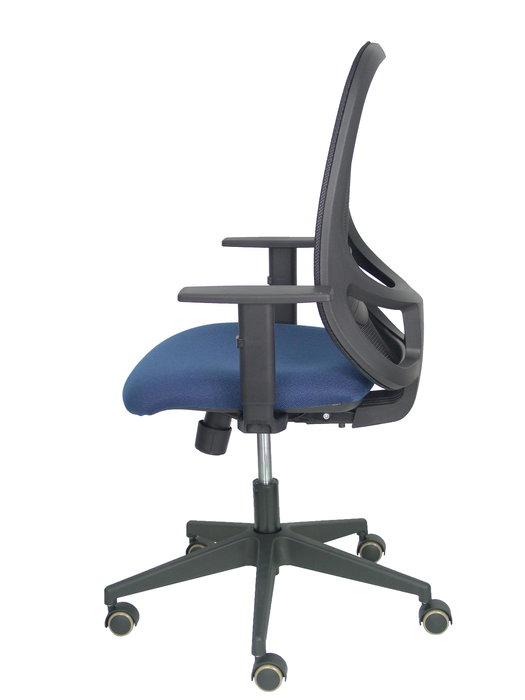 Silla de oficina Cilanco con mecanismo Sincro tapizada con Tela color Azul marino y malla color Negro. Equipada con lumbar 1D, Brazos 1D y Ruedas de parqué