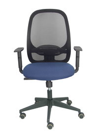 Silla de oficina Cilanco con mecanismo Sincro tapizada con Tela color Azul marino y malla color Negro. Equipada con lumbar 1D, Brazos 1D y Ruedas de parqué
