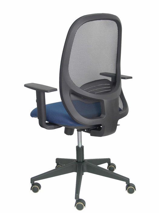 Silla de oficina Cilanco con mecanismo Sincro tapizada con Tela color Azul marino y malla color Negro. Equipada con lumbar 1D, Brazos 1D y Ruedas de parqué