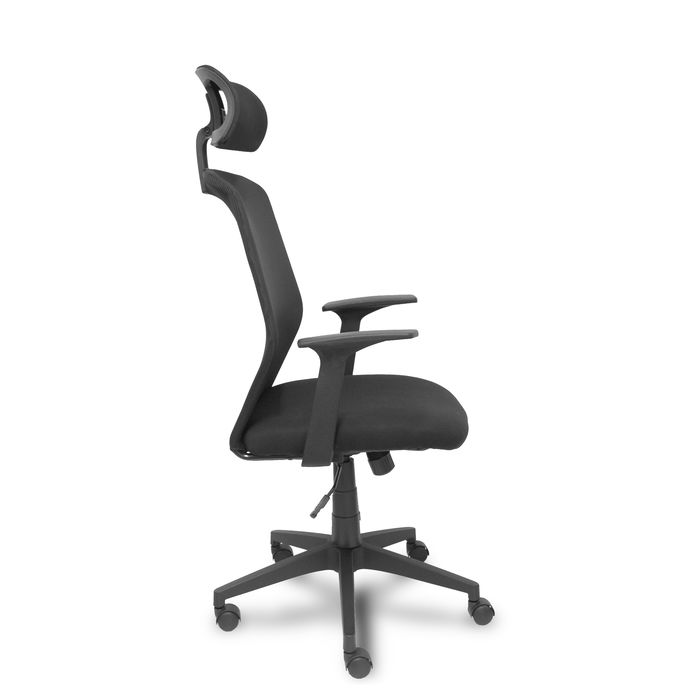 Silla de oficina Parolis con mecanismo Basculante tapizada con Tela color Negro. Equipada con Base piramidal negra, Brazos fijos, Cabecero 2D y Ruedas de nailon 50 mm