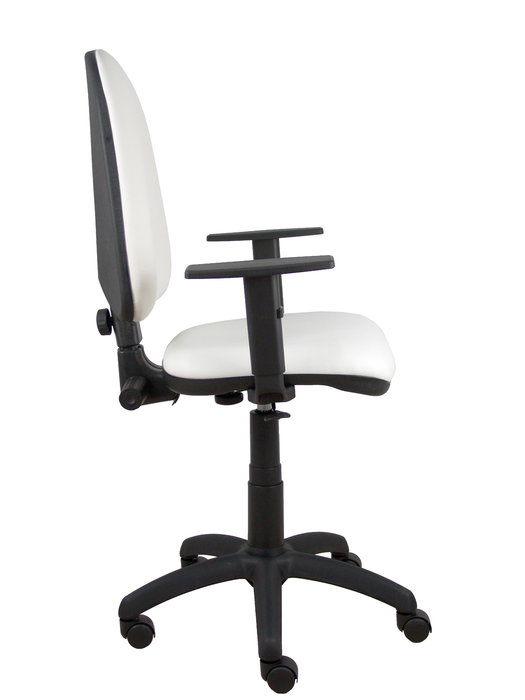 Silla de oficina Aýna con mecanismo Contacto permanente básico tapizada con Similpiel color Blanco. Equipada con Base poliamida negra, Brazos 1D y Ruedas de nailon 50 mm