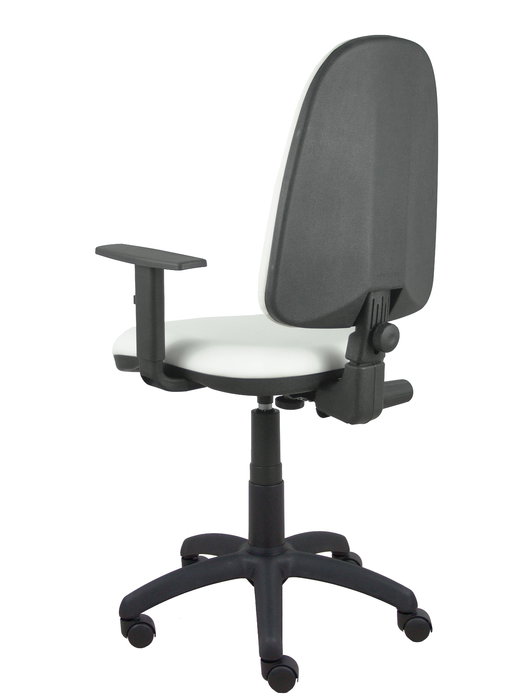 Silla de oficina Aýna con mecanismo Contacto permanente básico tapizada con Similpiel color Blanco. Equipada con Base poliamida negra, Brazos 1D y Ruedas de nailon 50 mm
