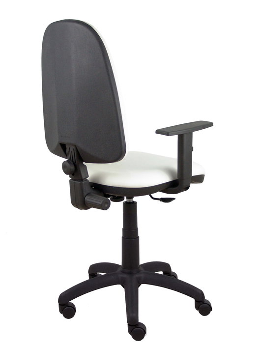 Silla de oficina Aýna con mecanismo Contacto permanente básico tapizada con Similpiel color Blanco. Equipada con Base poliamida negra, Brazos 1D y Ruedas de nailon 50 mm