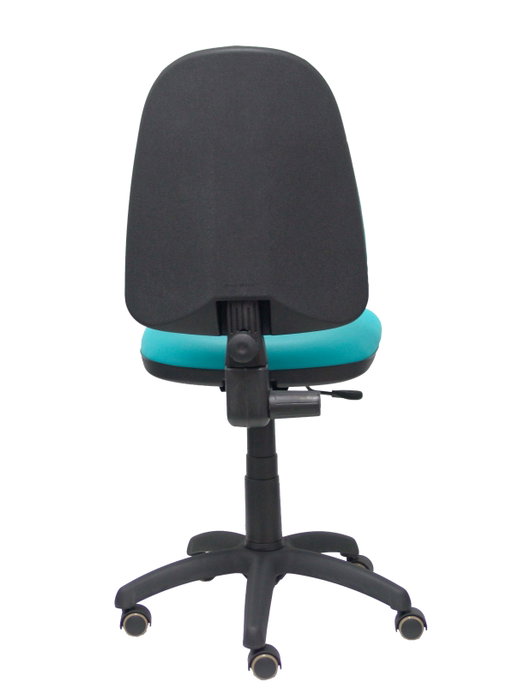Silla de oficina Aýna con mecanismo Contacto permanente básico tapizada con Similpiel color Turquesa. Equipada con Base poliamida negra, Sin brazos y Ruedas de parqué