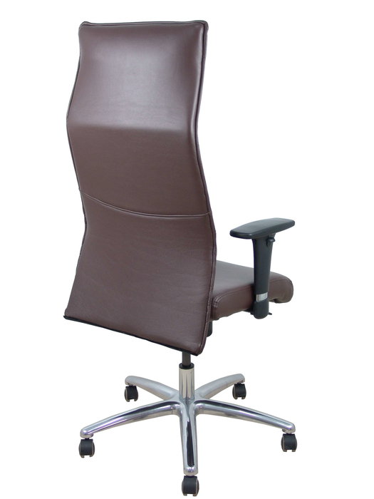 Sillón Albacete con mecanismo Sincro tapizada con Similpiel color Marrón oscuro. Equipado con Base aluminio, Brazos 1D y Ruedas de parqué