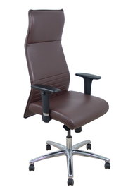 Sillón Albacete con mecanismo Sincro tapizada con Similpiel color Marrón oscuro. Equipado con Base aluminio, Brazos 1D y Ruedas de parqué