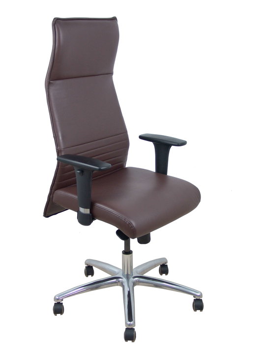 Sillón Albacete con mecanismo Sincro tapizada con Similpiel color Marrón oscuro. Equipado con Base aluminio, Brazos 1D y Ruedas de parqué