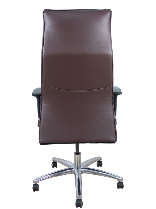 Sillón Albacete con mecanismo Sincro tapizada con Similpiel color Marrón oscuro. Equipado con Base aluminio, Brazos 1D y Ruedas de parqué