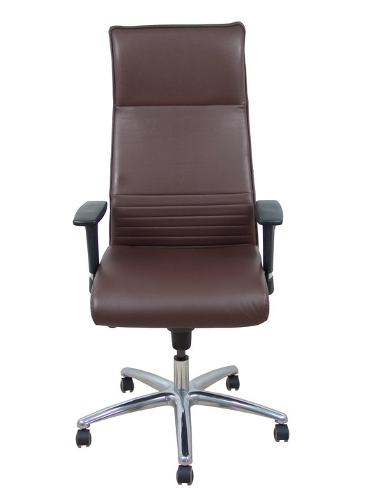 Sillón Albacete con mecanismo Sincro tapizada con Similpiel color Marrón oscuro. Equipado con Base aluminio, Brazos 1D y Ruedas de parqué