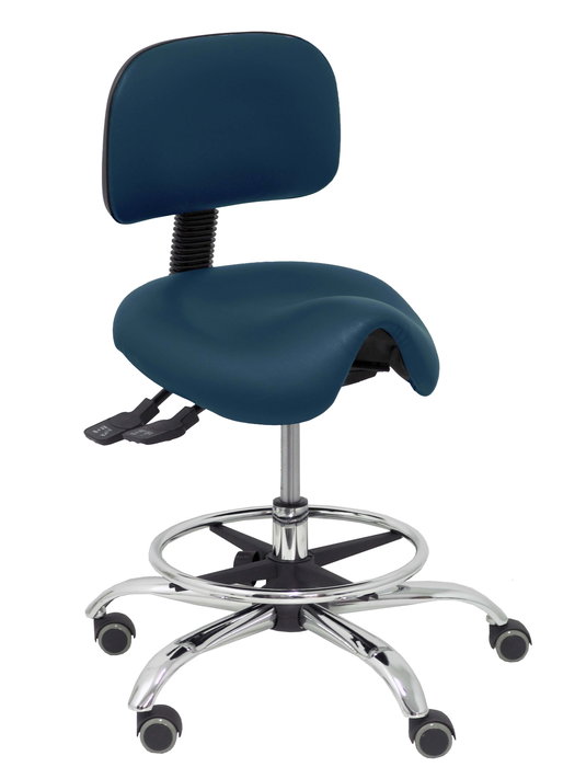 Taburete Zarza con mecanismo Asincro tapizada con Similpiel color Azul marino. Equipado con Base cromada, Sin brazos y Ruedas de parqué Taburete Zarza con mecanismo Asincro tapizada con Similpiel color Azul marino. Equipado con Base cromada, Sin brazos y Ruedas de parqué