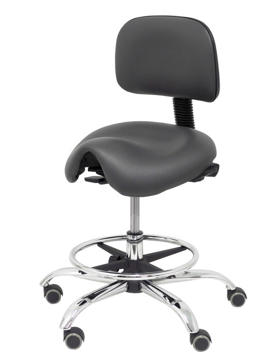 Taburete Zarza con mecanismo Asincro tapizada con Similpiel color Gris oscuro. Equipado con Base cromada, Sin brazos y Ruedas de parqué Taburete Zarza con mecanismo Asincro tapizada con Similpiel color Gris oscuro. Equipado con Base cromada, Sin brazos y Ruedas de parqué