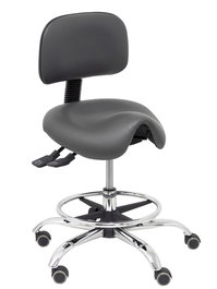 Taburete Zarza con mecanismo Asincro tapizada con Similpiel color Gris oscuro. Equipado con Base cromada, Sin brazos y Ruedas de parqué