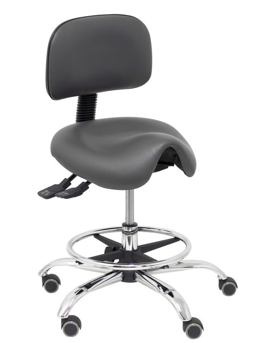 Taburete Zarza con mecanismo Asincro tapizada con Similpiel color Gris oscuro. Equipado con Base cromada, Sin brazos y Ruedas de parqué Taburete Zarza con mecanismo Asincro tapizada con Similpiel color Gris oscuro. Equipado con Base cromada, Sin brazos y Ruedas de parqué