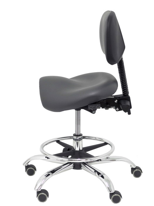 Taburete Zarza con mecanismo Asincro tapizada con Similpiel color Gris oscuro. Equipado con Base cromada, Sin brazos y Ruedas de parqué Taburete Zarza con mecanismo Asincro tapizada con Similpiel color Gris oscuro. Equipado con Base cromada, Sin brazos y Ruedas de parqué