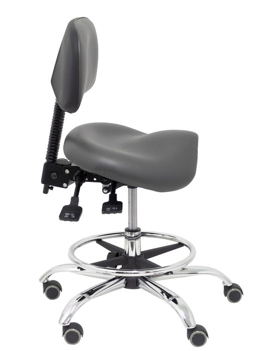 Taburete Zarza con mecanismo Asincro tapizada con Similpiel color Gris oscuro. Equipado con Base cromada, Sin brazos y Ruedas de parqué Taburete Zarza con mecanismo Asincro tapizada con Similpiel color Gris oscuro. Equipado con Base cromada, Sin brazos y Ruedas de parqué