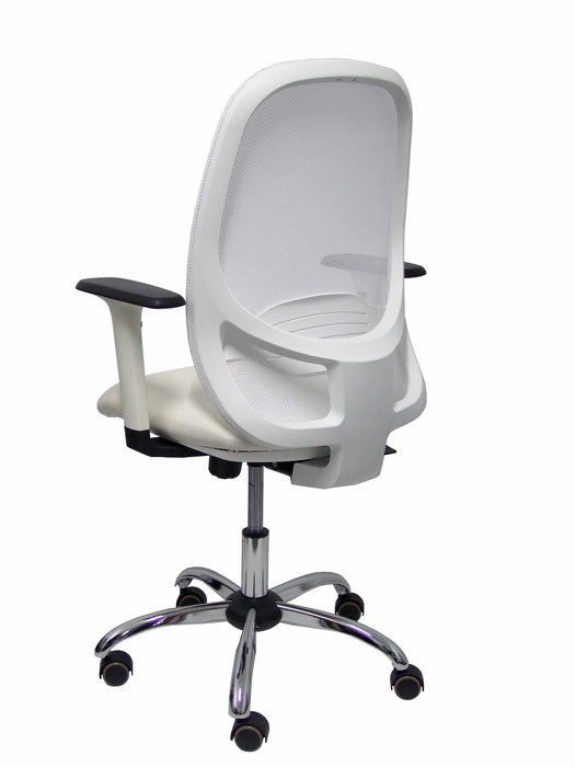 Silla de oficina Cilanco con mecanismo Sincro tapizada con Similpiel color Blanco. Equipada con lumbar 1D, Brazos 1D y Ruedas de parqué