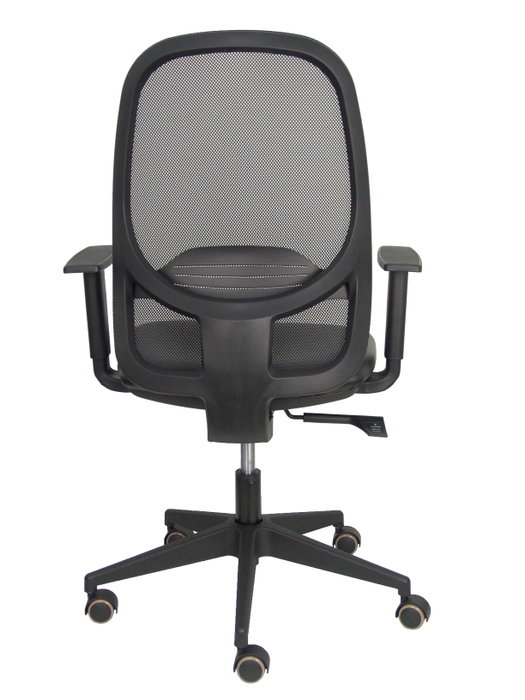 Silla de oficina Cilanco con mecanismo Sincro tapizada con Similpiel color Negro. Equipada con lumbar 1D, Brazos 1D y Ruedas de parqué