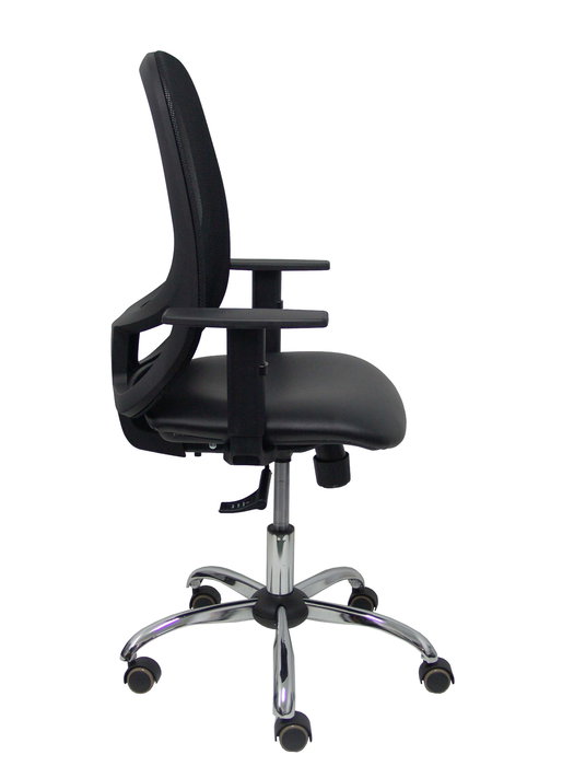 Silla de oficina Cilanco con mecanismo Sincro tapizada con Similpiel color Negro. Equipada con lumbar 1D, Brazos 1D y Ruedas de nailon 50 mm