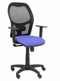 PIQUERAS Y CRESPO Silla Alocén con respaldo de malla negra y asiento azul claro
