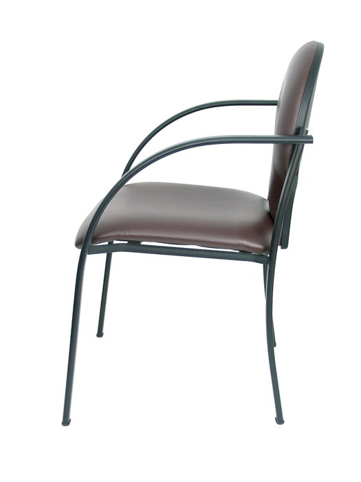 Silla Hellín tapizada con Similpiel color Marrón oscuro. Brazos fijos