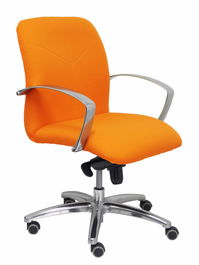 Silla Caudete confidente con mecanismo Basculante avanzado tapizada con Tela color Naranja. Equipada con Base aluminio, Brazos fijos y Ruedas de parqué
