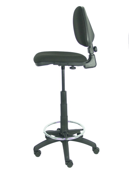 Taburete Isso con mecanismo Contacto permanente básico tapizada con Tela color Negro. Equipado con Base poliamida negra, Sin brazos y Ruedas de nailon 50 mm Taburete Isso con mecanismo Contacto permanente básico tapizada con Tela color Negro. Equipado con Base poliamida negra, Sin brazos y Ruedas de nailon 50 mm