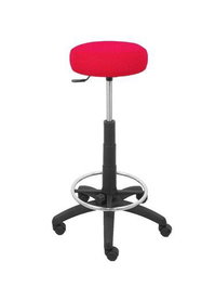 Taburete Tolosa con mecanismo Giratorio tapizada con Tela color No aplica y malla color Rojo. Equipado con Base poliamida negra, Sin brazos y Ruedas de nailon 50 mm