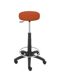 Taburete Tolosa con mecanismo Giratorio tapizada con Tela color No aplica y malla color Marrón. Equipado con Base poliamida negra, Sin brazos y Ruedas de nailon 50 mm