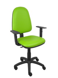 Silla de oficina Aýna con mecanismo Contacto permanente básico tapizada con Similpiel color Pistacho. Equipada con Base poliamida negra, Brazos 1D y Ruedas de nailon 50 mm