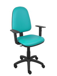Silla de oficina Aýna con mecanismo Contacto permanente básico tapizada con Similpiel color Turquesa. Equipada con Base poliamida negra, Brazos 1D y Ruedas de nailon 50 mm