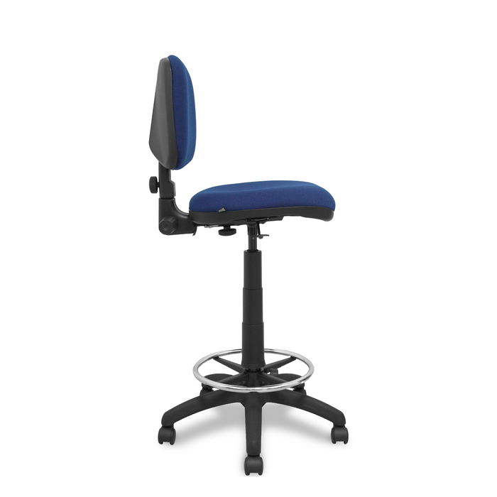 Taburete Isso con mecanismo Contacto permanente básico tapizada con Tela color Azul marino. Equipado con Base poliamida negra, Sin brazos y Ruedas de nailon 50 mm