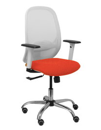 Silla de oficina Cilanco con mecanismo Sincro tapizada con Tela color Naranja oscuro y malla color Blanco. Equipada con lumbar 1D, Brazos 1D y Ruedas de parqué
