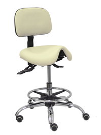 Taburete Zarza con mecanismo Asincro tapizada con Similpiel color Crema. Equipado con Base cromada, Sin brazos y Ruedas de parqué