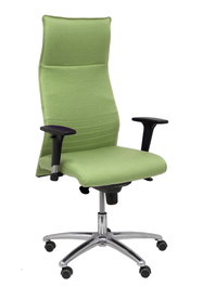 Sillón Albacete con mecanismo Sincro tapizada con Tela color Verde oliva. Equipado con Base aluminio, Brazos 1D y Ruedas de parqué