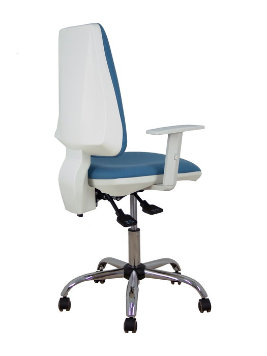 Silla de oficina Elche con mecanismo Asincro tapizada con Tela color Azul cielo. Equipada con Base cromada, Reposabrazos blancos y Ruedas de parqué