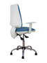 Silla de oficina Elche con mecanismo Asincro tapizada con Tela color Azul cielo. Equipada con Base cromada, Reposabrazos blancos y Ruedas de parqué