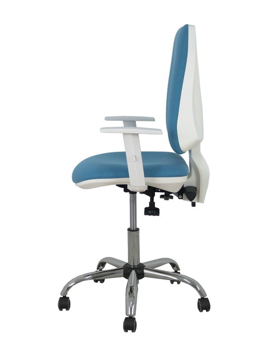 Silla de oficina Elche con mecanismo Asincro tapizada con Tela color Azul cielo. Equipada con Base cromada, Reposabrazos blancos y Ruedas de parqué